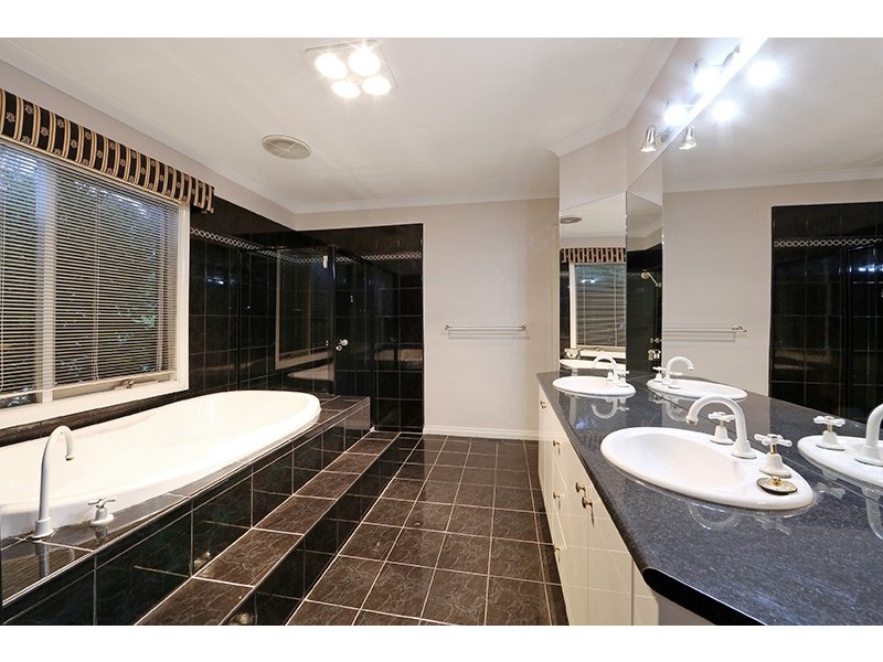 5 Greenview Close, Lysterfield South VIC 3156