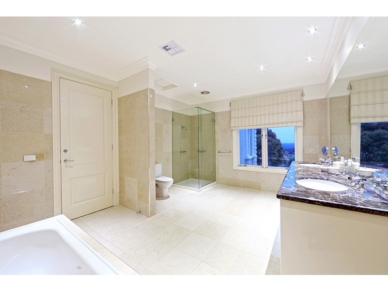 8 Harry Nance Close, Lysterfield VIC 3156