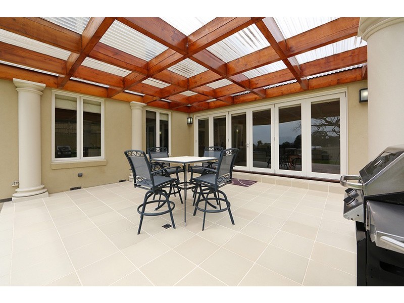 8 Harry Nance Close, Lysterfield VIC 3156