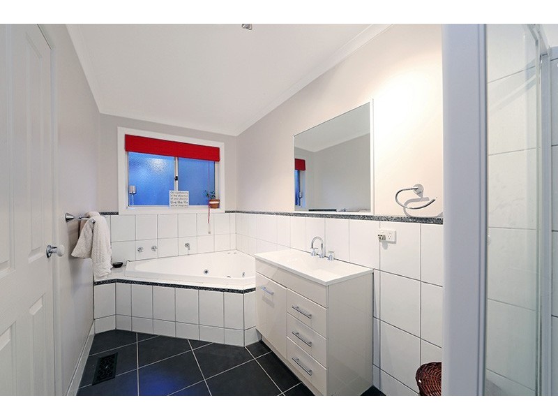 24 Police Road, Rowville VIC 3178