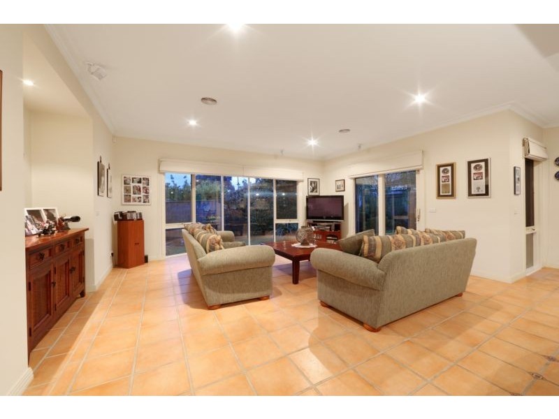 16 Kellbourne Drive, Rowville VIC 3178