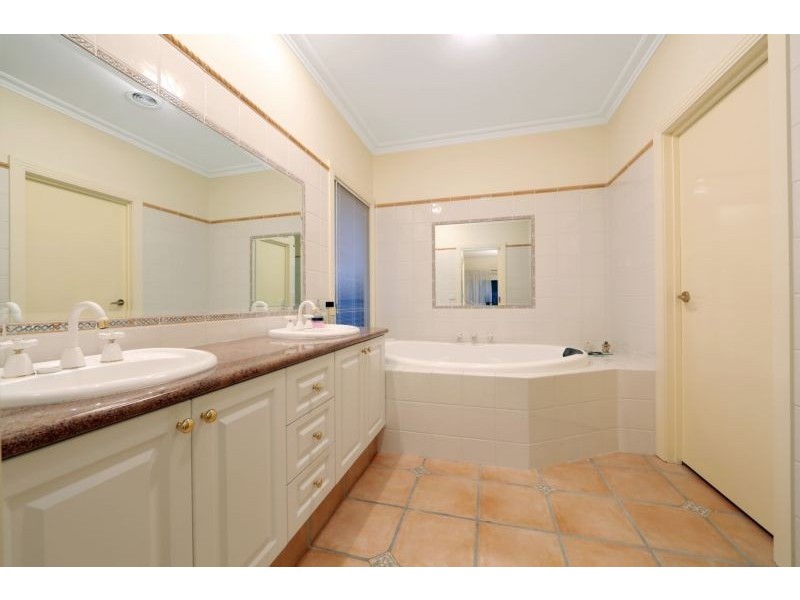 16 Kellbourne Drive, Rowville VIC 3178