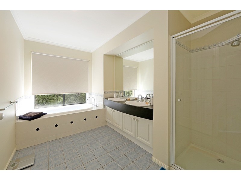 37 Sovereign Crest Boulevard, Rowville VIC 3178