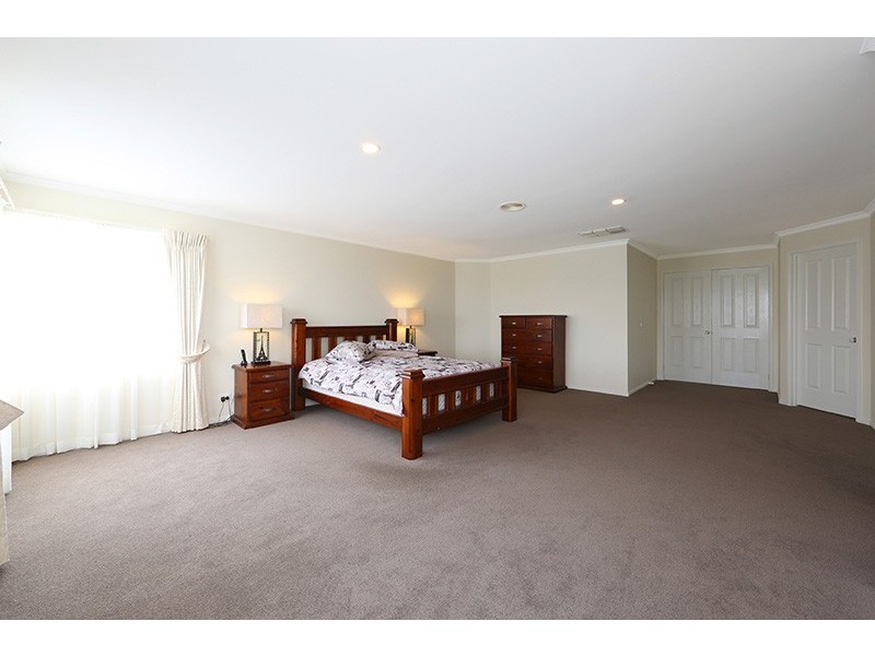 37 Sovereign Crest Boulevard, Rowville VIC 3178