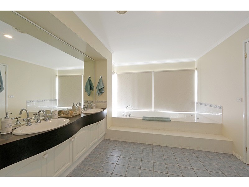 37 Sovereign Crest Boulevard, Rowville VIC 3178