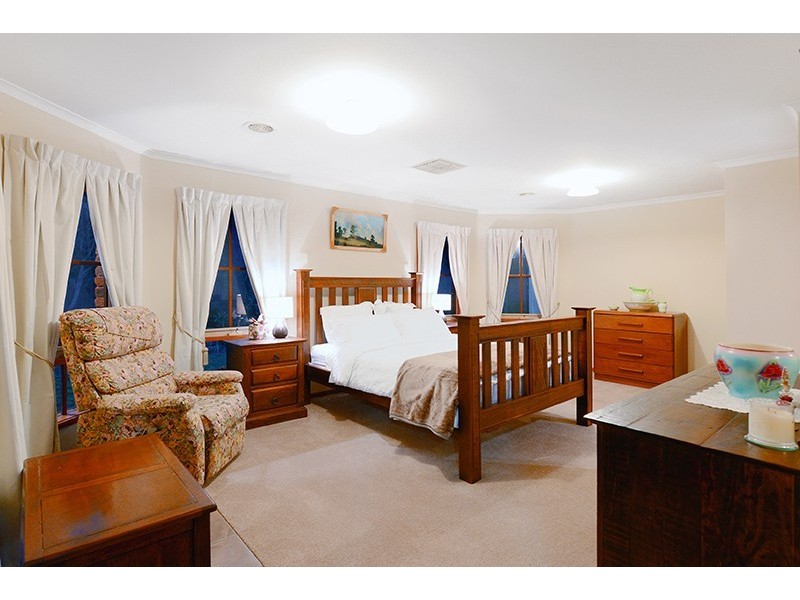 11 Willow Avenue, Rowville VIC 3178