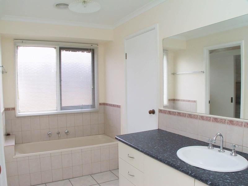 1/4 Lambourne Avenue, Rowville VIC 3178