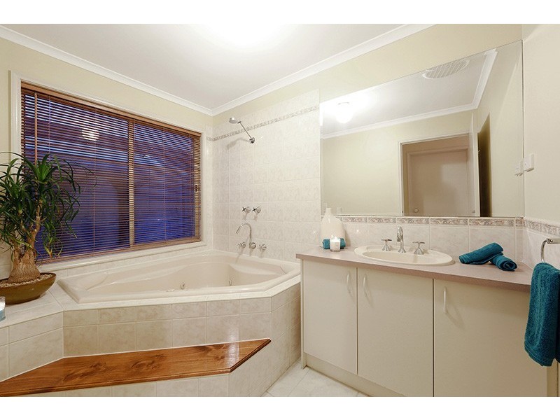 64 Waradgery Drive, Rowville VIC 3178