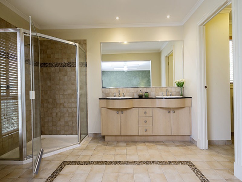 26 Sovereign Crest Boulevard, Rowville VIC 3178