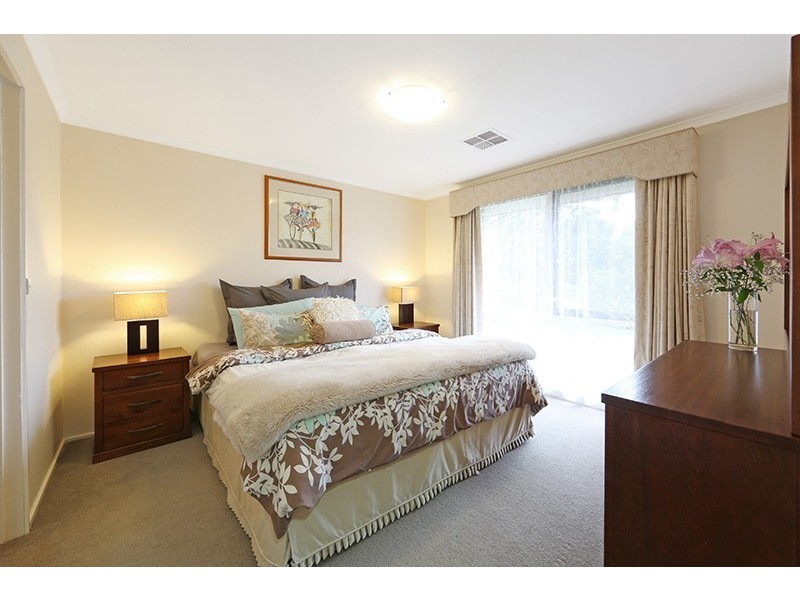 10 Burchall Crescent, Rowville VIC 3178