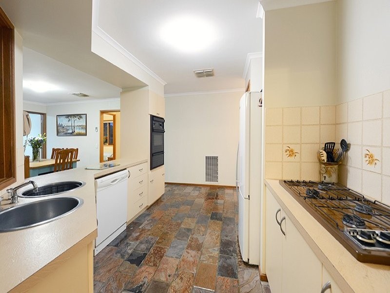 11 Willow Avenue, Rowville VIC 3178