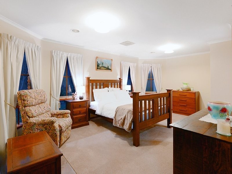 11 Willow Avenue, Rowville VIC 3178