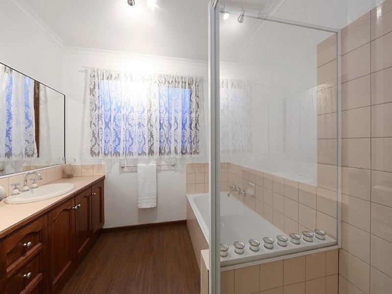 4 Woodside Drive, Rowville VIC 3178
