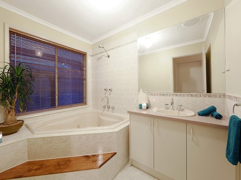 64 Waradgery Drive, Rowville VIC 3178