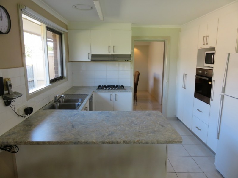 33 Denver Crescent, Rowville VIC 3178