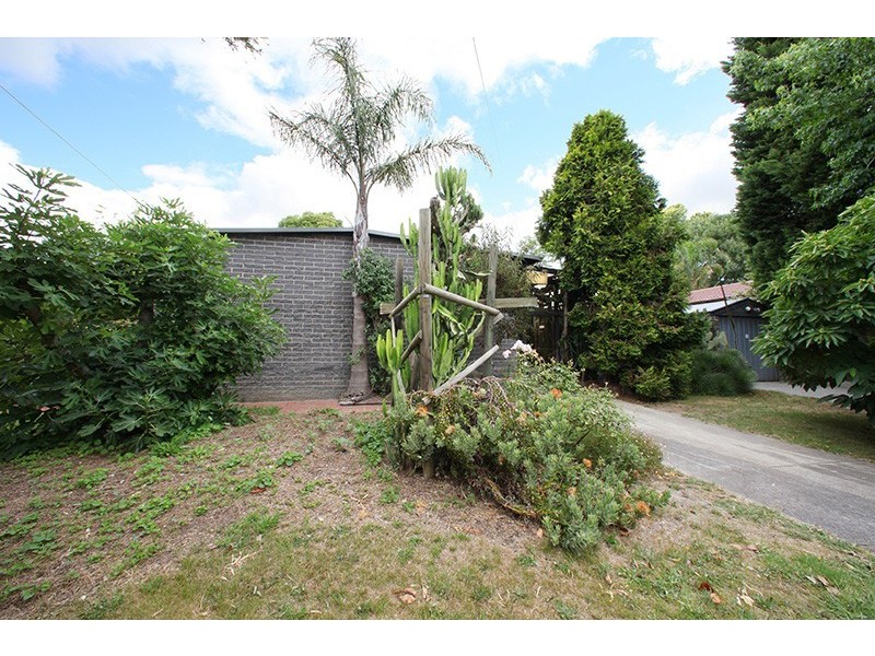 28 Manuka Drive, Ferntree Gully VIC 3156