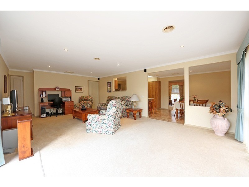 15 Lumeah Crescent, Ferntree Gully VIC 3156