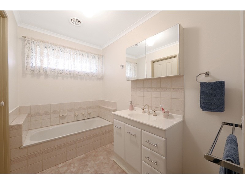 15 Lumeah Crescent, Ferntree Gully VIC 3156