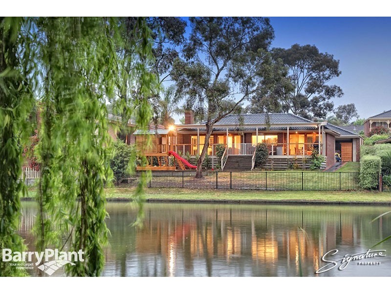 9 Lakeside Boulevard, Rowville VIC 3178