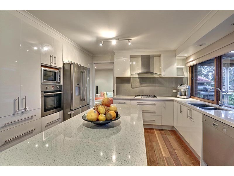 9 Lakeside Boulevard, Rowville VIC 3178