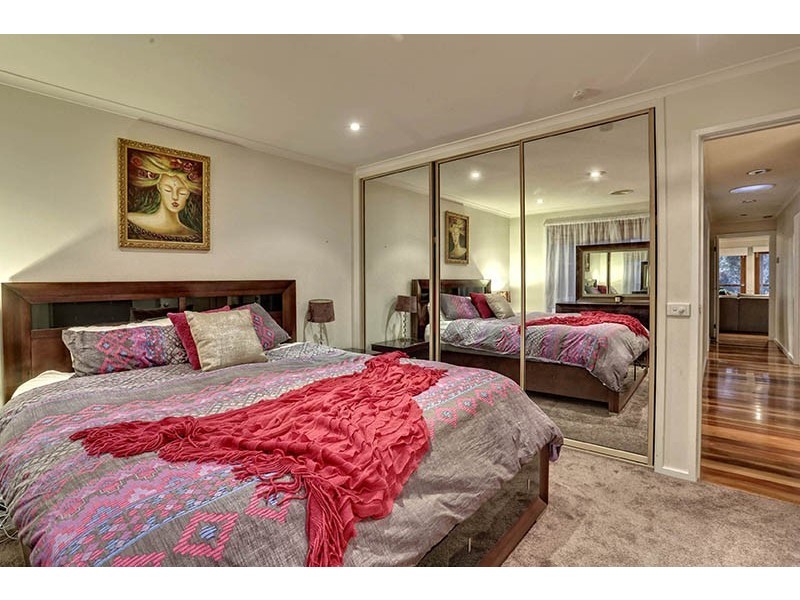 9 Lakeside Boulevard, Rowville VIC 3178