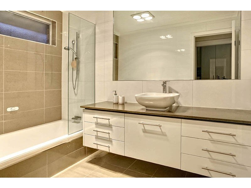 9 Lakeside Boulevard, Rowville VIC 3178