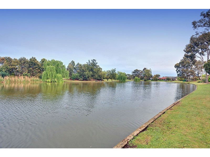 9 Lakeside Boulevard, Rowville VIC 3178