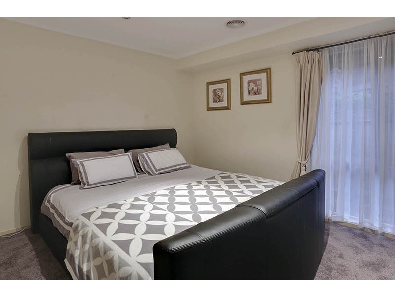 9 Lakeside Boulevard, Rowville VIC 3178