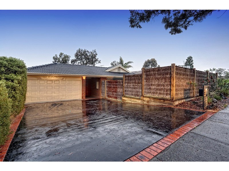 9 Lakeside Boulevard, Rowville VIC 3178