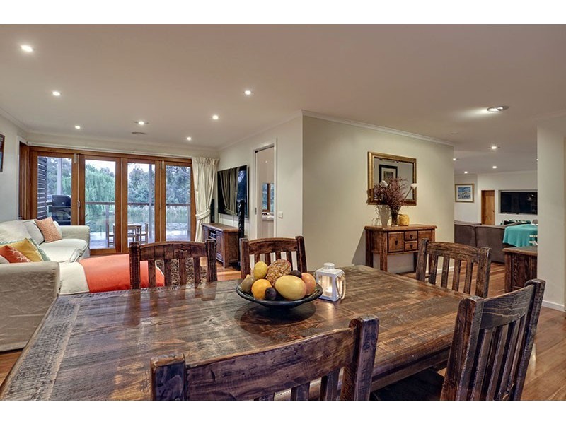 9 Lakeside Boulevard, Rowville VIC 3178