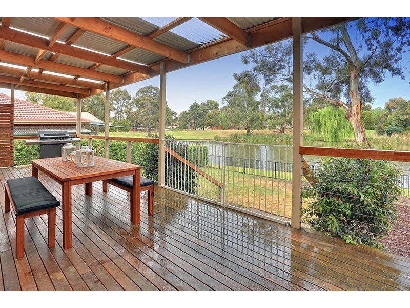 9 Lakeside Boulevard, Rowville VIC 3178