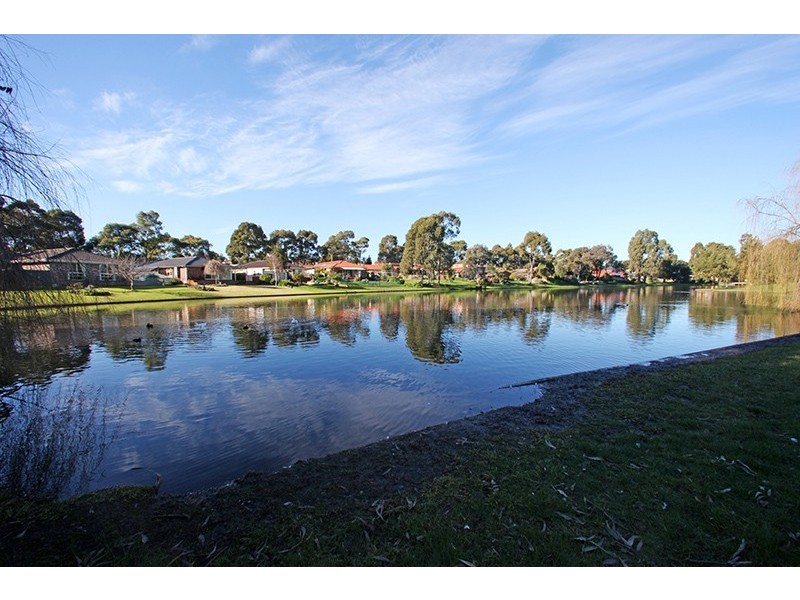 9 Lakeside Boulevard, Rowville VIC 3178