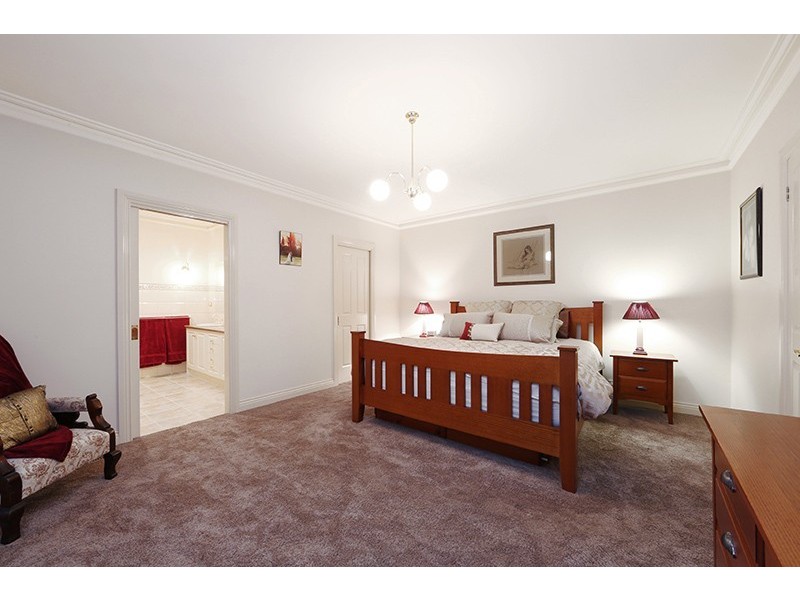 2 Claremont Way, Lysterfield VIC 3156