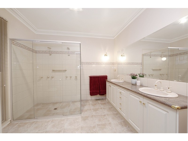 2 Claremont Way, Lysterfield VIC 3156