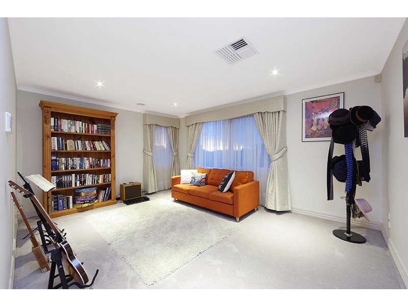 423 Dandelion Drive, Rowville VIC 3178