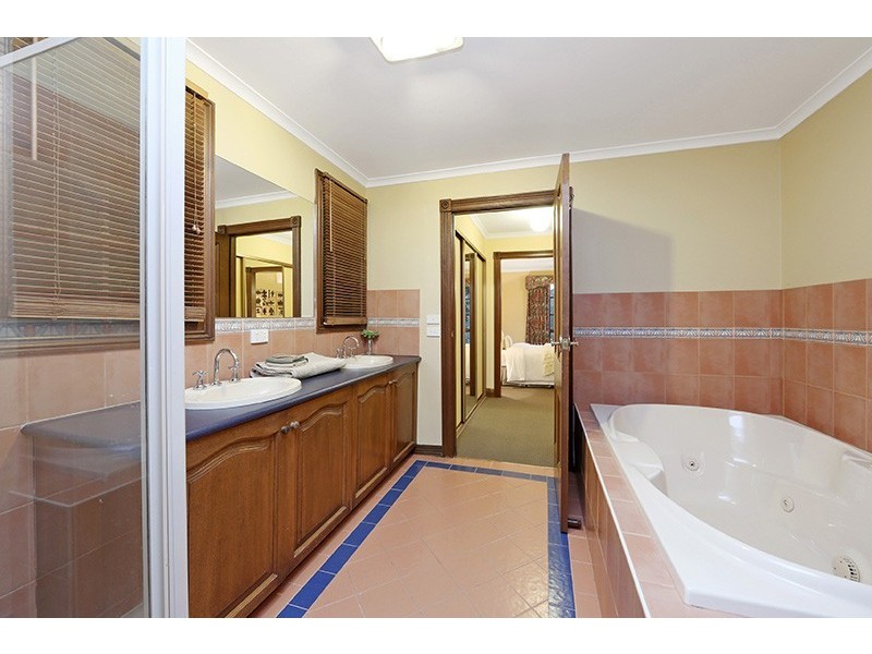 76 Churchill Park Drive, Lysterfield South VIC 3156