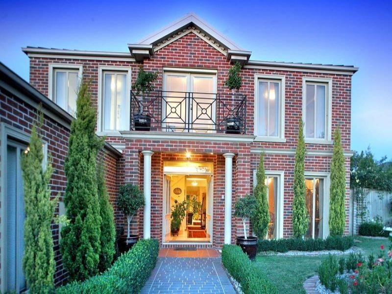 10 Sovereign Crest Boulevard, Rowville VIC 3178