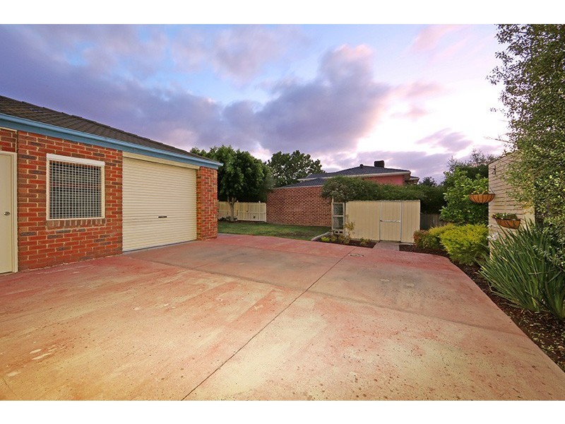 13 Kimberley Drive, Ferntree Gully VIC 3156