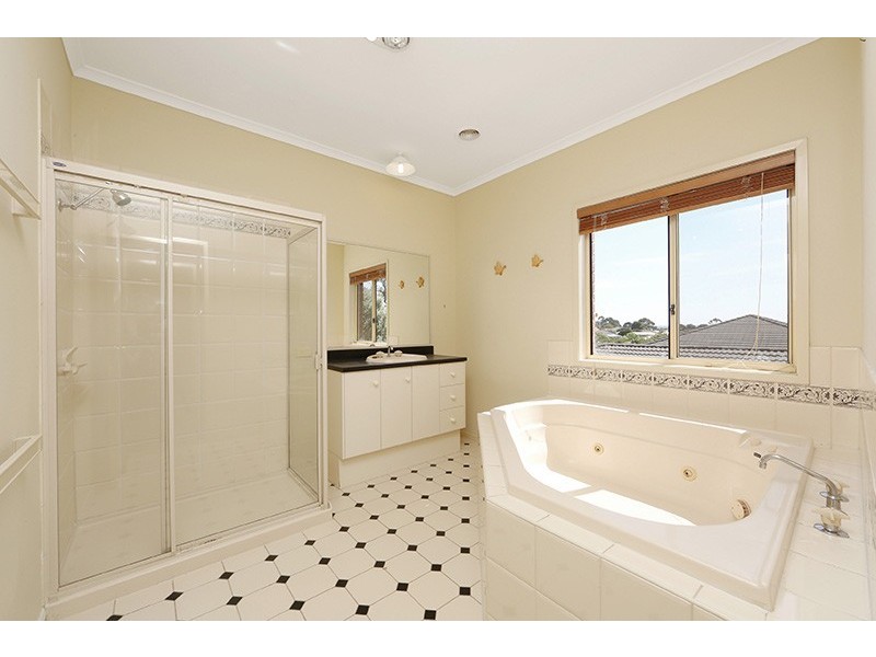 8 Pendelton Place, Lysterfield VIC 3156