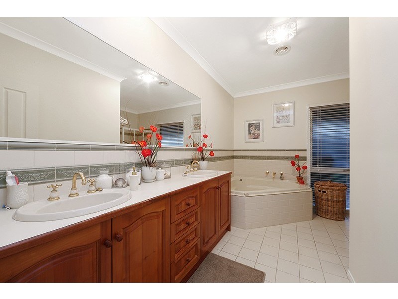 2 Ruby Close, Rowville VIC 3178