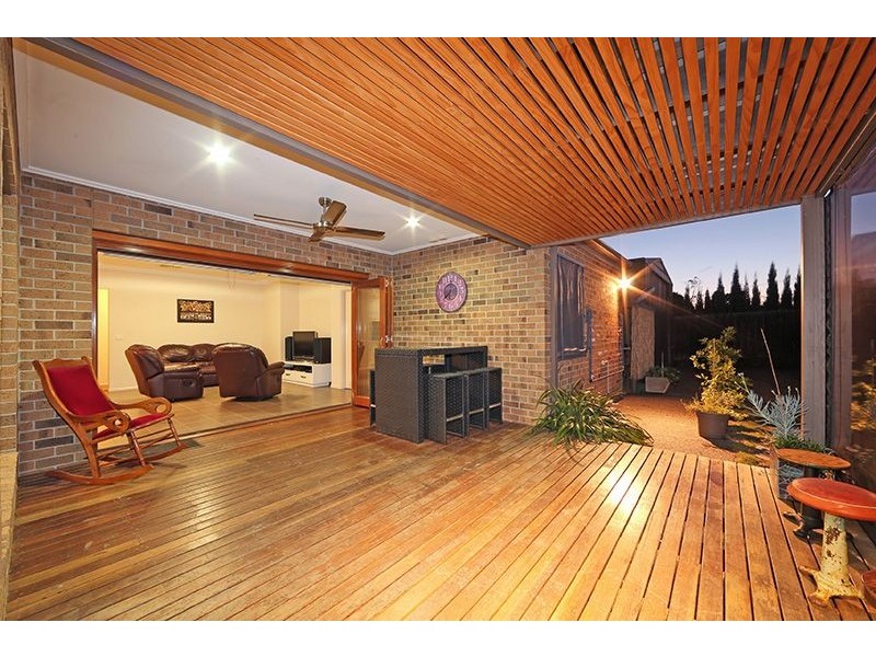 15 Lloyd Street, Knoxfield VIC 3180