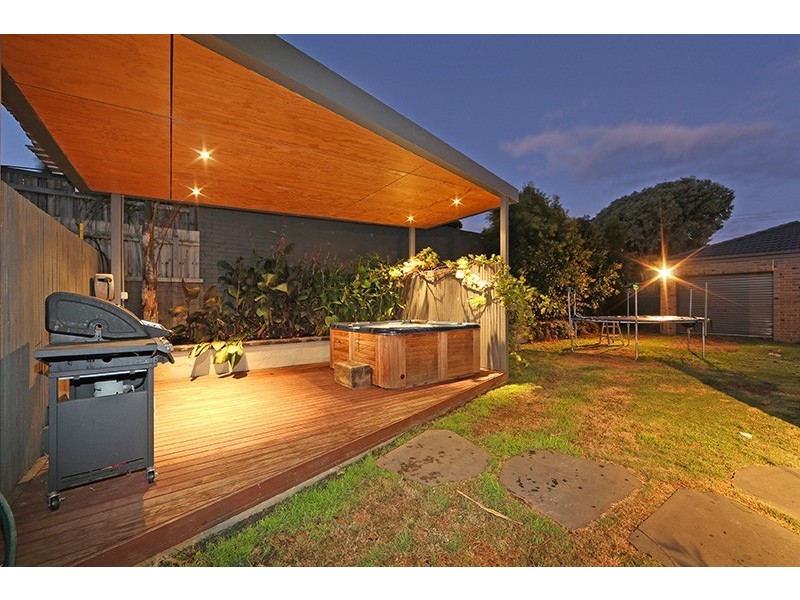 15 Lloyd Street, Knoxfield VIC 3180