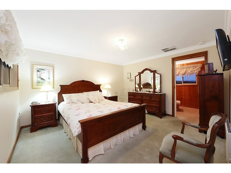 36 William Hovell Drive, Endeavour Hills VIC 3802