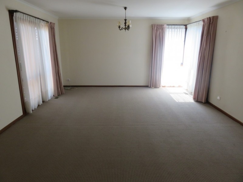 27 Severn Crescent, Rowville VIC 3178