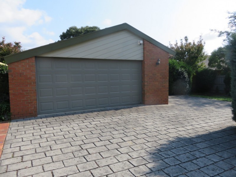 27 Severn Crescent, Rowville VIC 3178