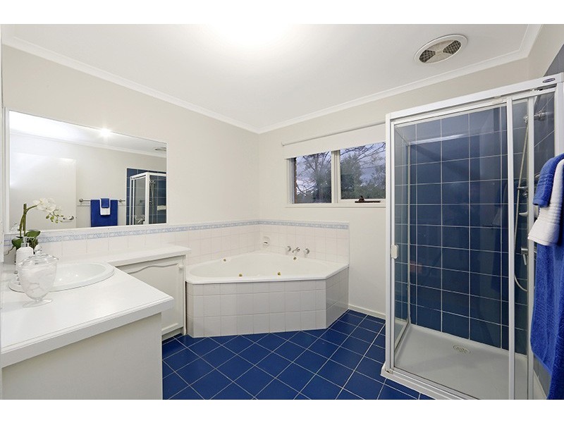 27 Bridgewater Way, Rowville VIC 3178