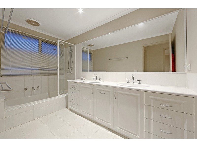 5 Oberwyl Close, Rowville VIC 3178