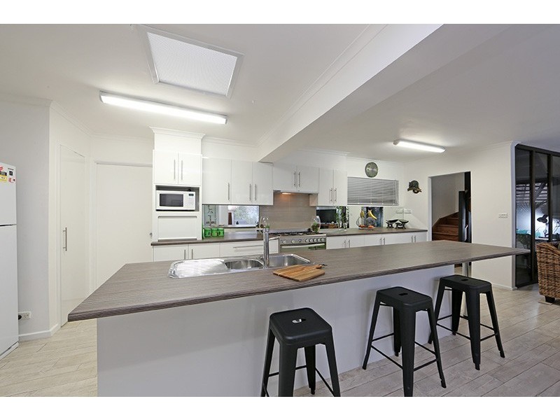 8 Faversham Square, Ferntree Gully VIC 3156