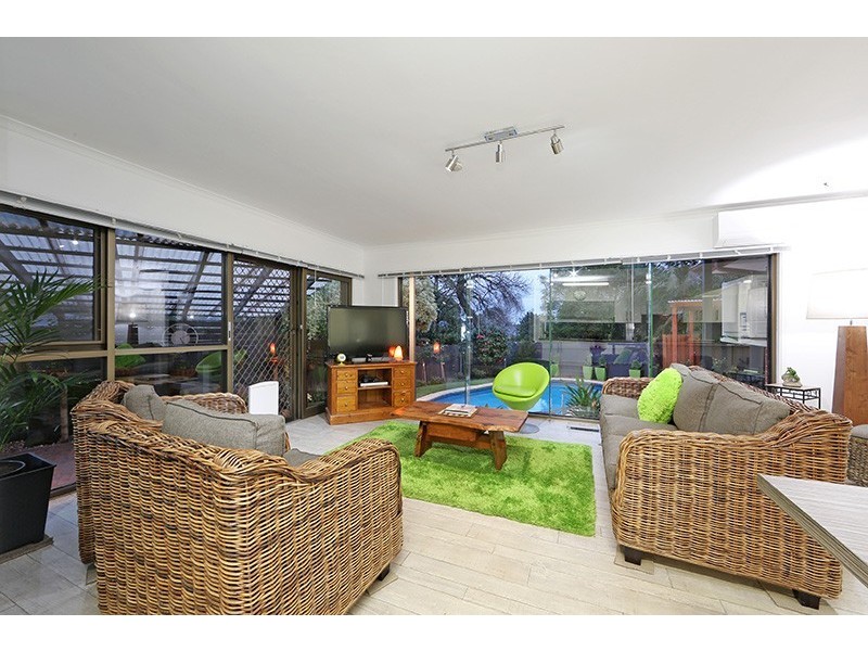 8 Faversham Square, Ferntree Gully VIC 3156