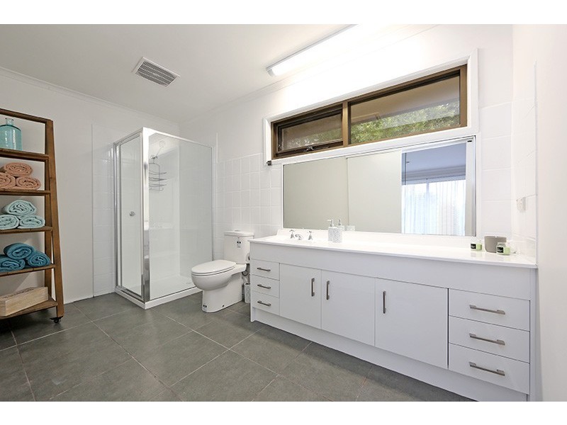 8 Faversham Square, Ferntree Gully VIC 3156